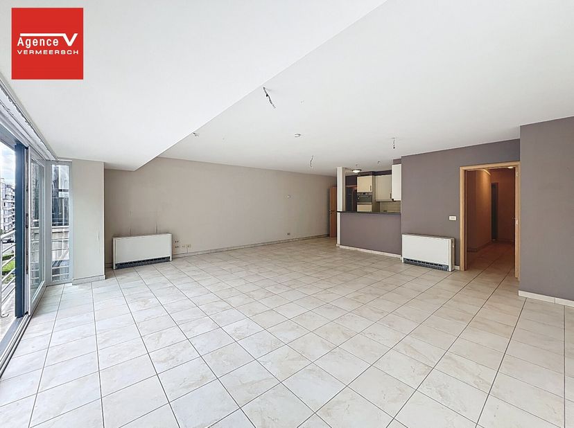 Dit ruim en lichtrijk leef appartement bevindt zich uiterst centraal gelegen op 500m van het mooiste stuk Zeedijk van Oostende als van ons mooie Casin