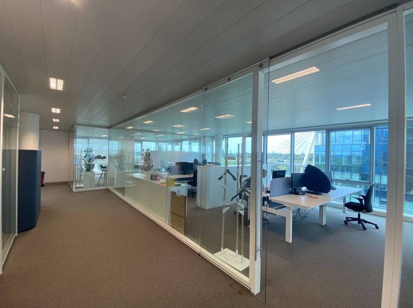 Deze energiezuinige kantoren te huur liggen bij de R4, op de grens van Gent en Merelbeke. Samen met de Ghelamco Arena vormen ze een nieuwe economische