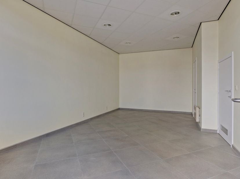 Kantoorruimte vlakbij het commercieel centrum van Koksijde te koop! Gunstige parkeergelegenheid.&lt;br /&gt;
Indeling: kantoor, berging, keuken, toilet. Opp