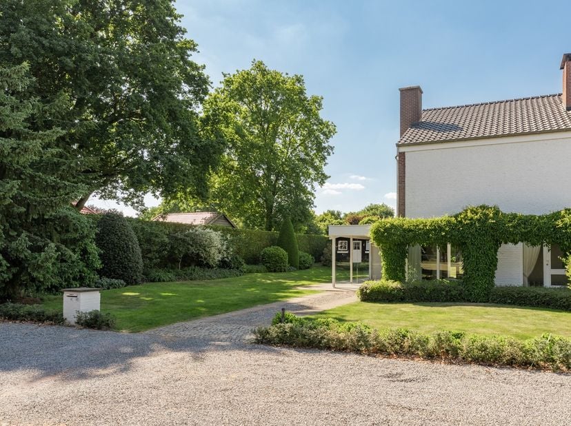 NIEUW TE KOOP in ACHEL: Verrassend ruime,  lichtrijke, 3-4-slaapkamerwoning (2 onder 1 kap / half open) met vernieuwd sarkingdak en dakisolatie, ruime