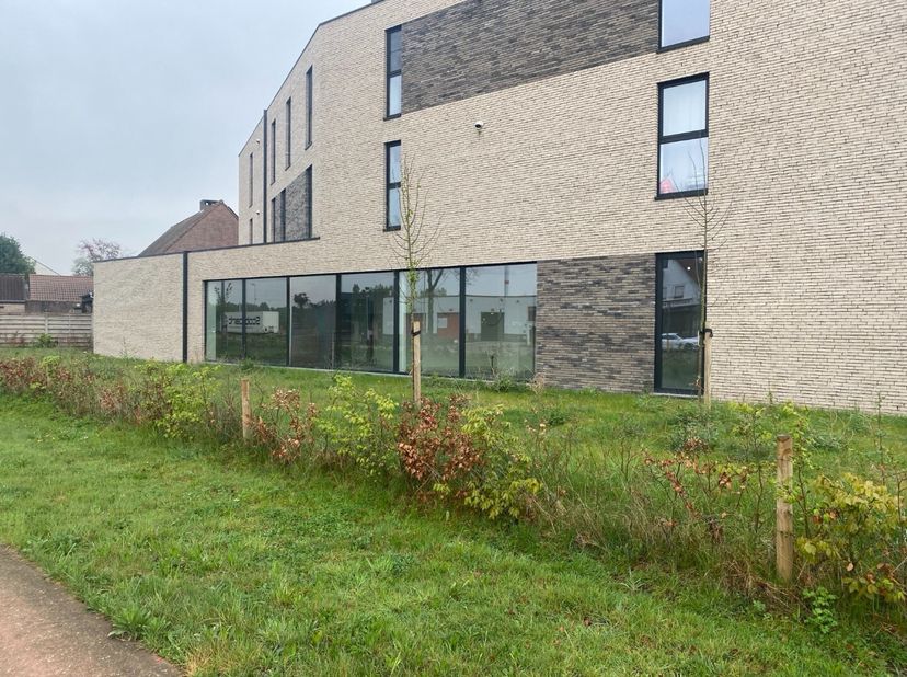 Bent u op zoek naar een ruime commerciële ruimte op een toplocatie in Ham? Dan is dit uw kans! Deze multifunctionele ruimte van maar liefst 300 m² bie