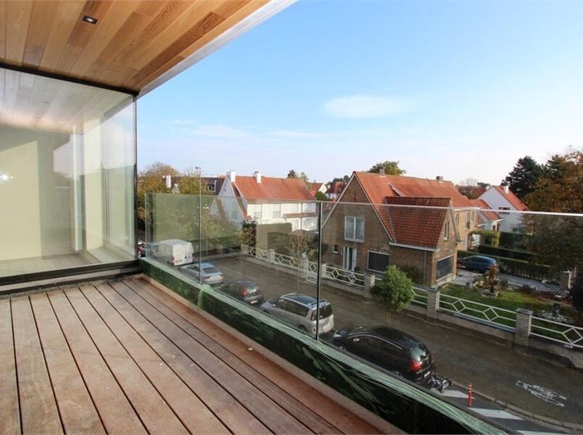 Ongemeubeld - Uitzonderlijk ruim en recent appartement (plateau) met open zicht en dubbele staanplaats in de residentie.&lt;br /&gt;
INDELING:&lt;br /&gt;
- Ruime