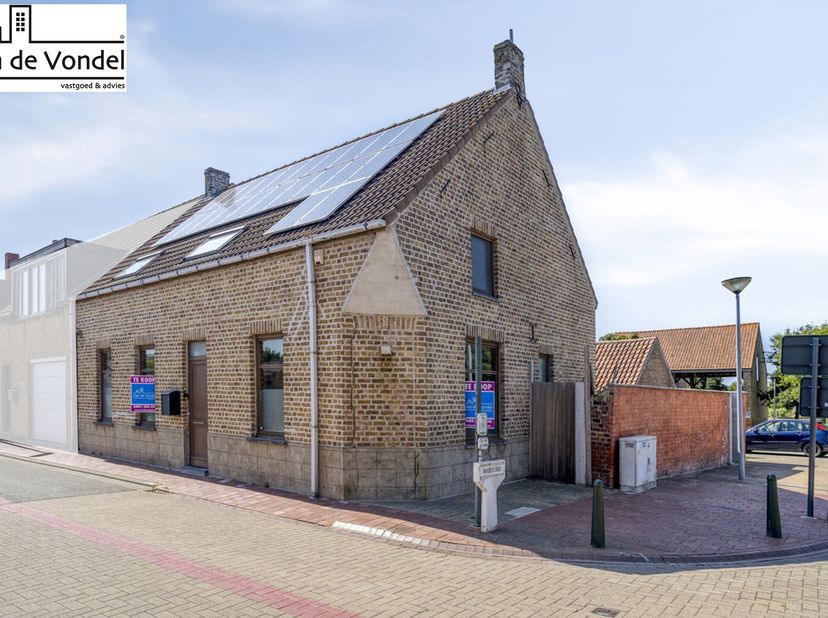 Vous êtes accueillis dans un hall d&#039;entrée menant à une spacieuse cuisine équipée et à un agréable espace de vie baigné de lumière. Le huitième hall d