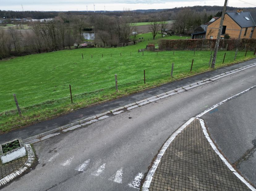 Terrain constructible avec une large façade denviron 31 m, situé dans un quartier résidentiel calme. Profitez dun paysage dégagé sur une prairie paisi
