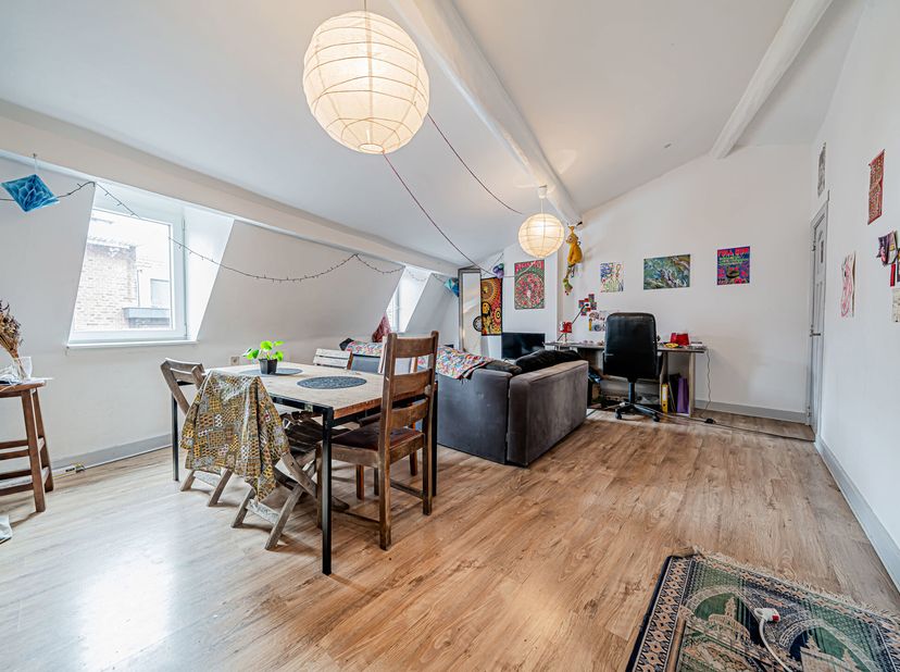 Situé au dernier étage dune petite copropriété calme et bien entretenue, cet appartement une chambre est en bon état général et offre un cadre de vie