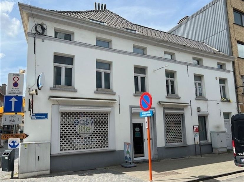 Ontdek dit charmante appartement in hartje Boom. De prachtige houten balken geven het appartement een rustieke en warme uitstraling, terwijl de modern