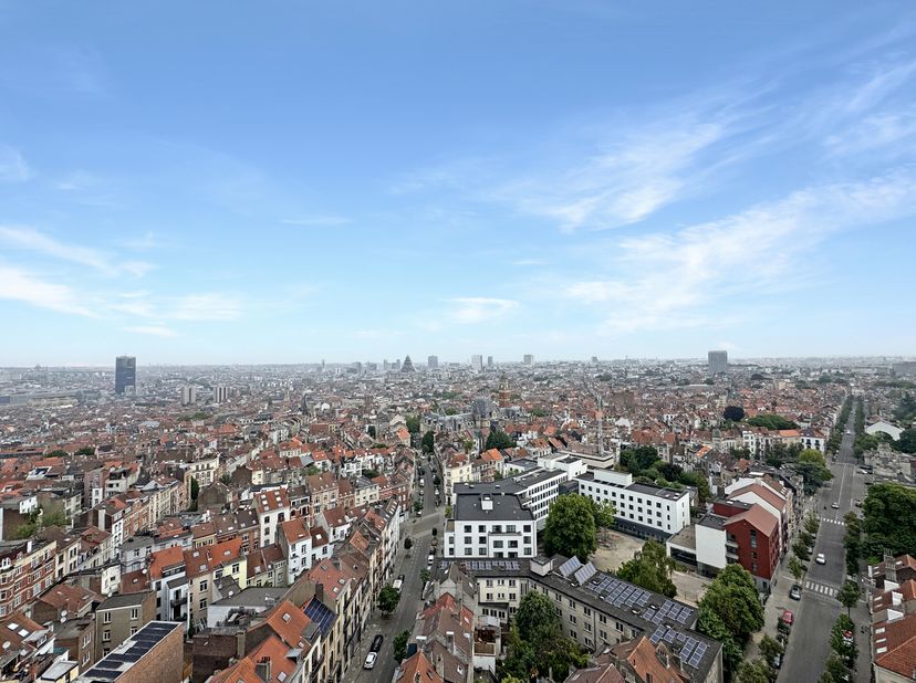 Vanuit je woonkamer of zelfs je slaapkamer genieten van een panoramisch uitzicht over de hoofdstad van Europa? Dat is precies wat dit appartement te b