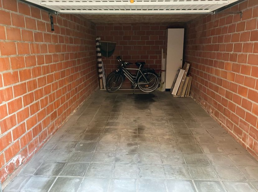 Uniek aanbod, Sint: Idesbald : Ruime garage te koop! Garage te koop op 20 meter van de zeedijk te Sint-Idesbald! Ook perfect als opbrengsteigendom! Tr