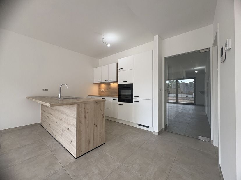 Découvrez cet appartement lumineux de 3 chambres dans le cadre verdoyant du projet Â Aux Portes de Chimay Â, situé à proximité immédiate de la place d