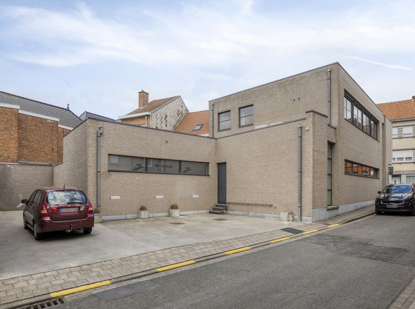 In het hart van Menen bieden wij een instapklaar kantoor aan met een oppervlakte van ca. 337 m², verdeeld over twee verdiepingen. Dit ruime kantoorgeb