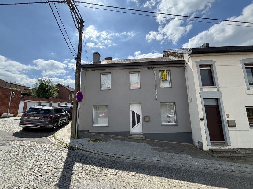 IMMO VISION vous présente cette maison récemment rénovée en partie de +/- 140 m², idéalement située dans une rue calme, à proximité des transports en