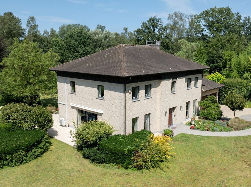 Cette villa exceptionnelle offre une expérience de vie sublime sur un magnifique terrain d&#039;environ 5 648 m², entouré de magnifiques arbres de plus de