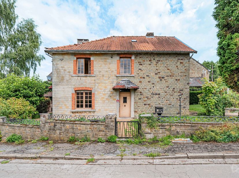 We Invest Ourthe-Amblève et Léna vous présentent cette maison à rénover située dans le charmant village de Rouge Thier.&lt;br /&gt;
La maison se trouve sur