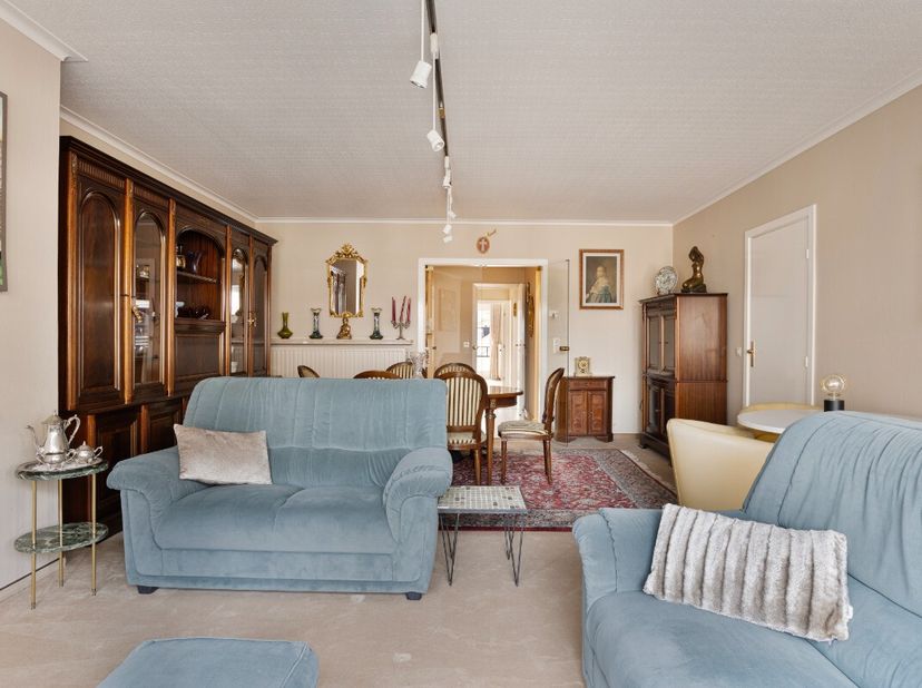 Oostende: Ruim appartement met 3 slaapkamers te koop! Dit licht op te frissen lappartement gelegen op de 4de verdieping van residentie Venus, met lift