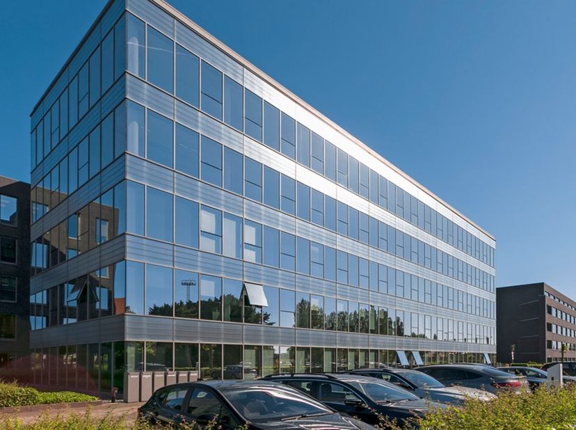 In The Ultimate is er op de 2e verdieping een landschapskantoor van 455m² beschikbaar. De lichtrijke kantoorruimte wordt voorzien van alle comfort. Di