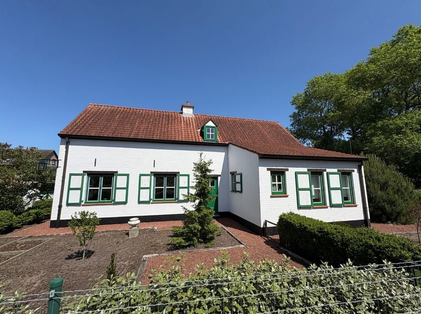 Deze charmante woning bevindt zich op 500m van zee en dichtbij alle winkels.  De indeling is als volgt: Inkomhal, WC, living, keuken, berging, slaapka