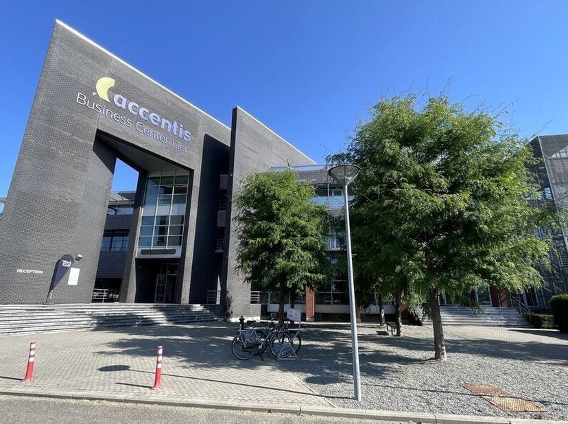 320m² kantoorruimte met dienstverlening en met mogelijkheid tot meubilair&lt;br /&gt;
Ligging: vlakbij ring van Lier en openbaar vervoer op wandelafstand&lt;br