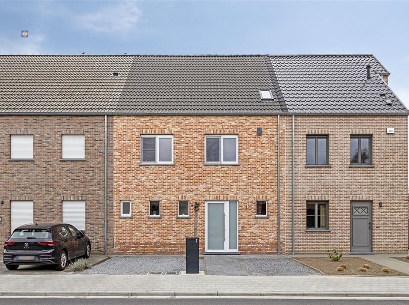 Instapklare energiezuinige gezinswoning met tuin &lt;br /&gt;
Bij het betreden van de woning kom je binnen in een ruime inkomhal met gastentoilet. Via een e