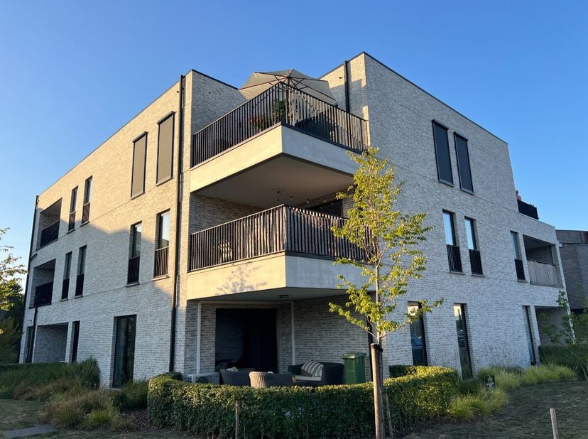 Modern appartement te huur in Lommel-centrum: Nieuw; bouwjaar 2023Indeling: inkomhal, toilet, woonkamer met open keuken, berging/wasplaats, nachthal,