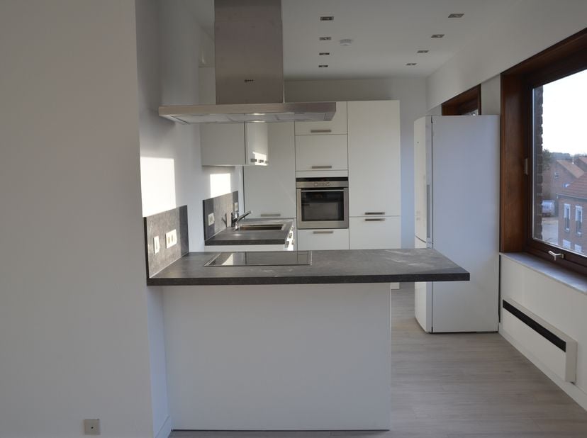 Recent volledig gerenoveerd appartement (120m²) op de tweede verdieping met lift, 3 slaapkamers, pal in het centrum, en een mooi terras zuidwest geric