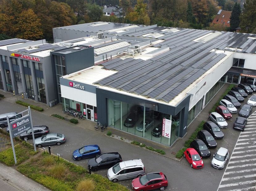Showroom van 700m2 op perfecte locatie&lt;br /&gt;
Beschrijving: &lt;br /&gt;
Deze showroom heeft een ruime oppervlakte van 700m2 en is uitstekend gelegen langs d