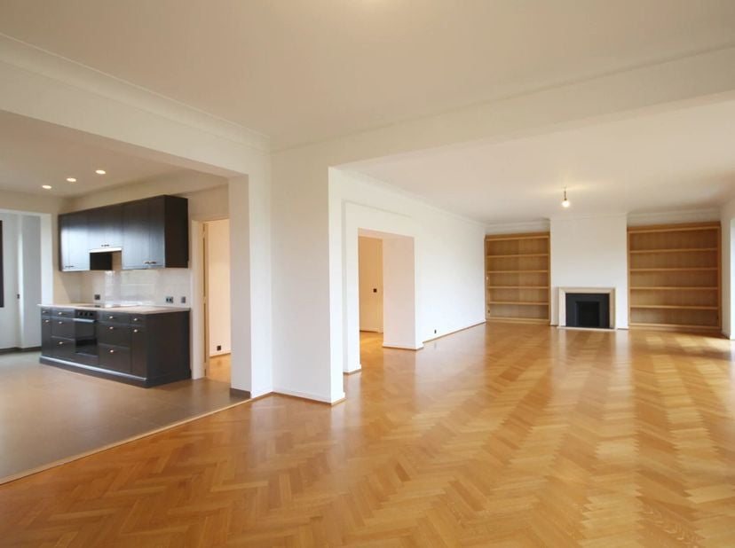 Quartier Jardin du Roi, situé entre le quartier du Châtelain et les étangs dIxelles, cet appartement de prestige 3 chambres + terrasses de ± 194 m², a