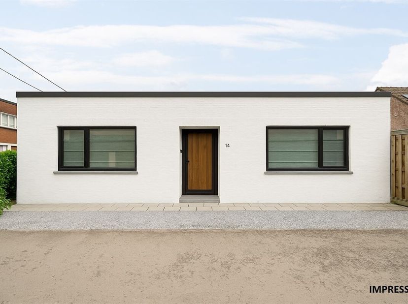 In een rustige straat in Beerzel vinden we deze volledig gerenoveerde en energiezuinige laagbouwwoning met drie slaapkamers. De woning werd met zorg v