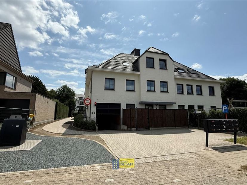 Welkom in dit prachtige appartement in Edegem, een echte parel voor wie op zoek is naar comfort en stijl. Met een bewoonbare oppervlakte van 95m² bied