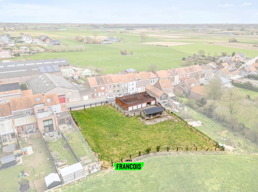 In Heuvelland (Nieuwkerke) bevindt zich deze projectgrond. Deze verkavelingsgrond heeft een totale oppervlakte van 1878m². Dit perceel is gelegen vlak