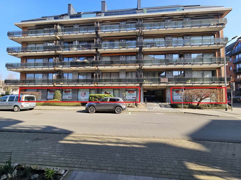JAMBES, à deux pas du centre et de l&#039;enjambée vers Namur, superbe espace de COMMERCE, offrant 450m² utiles répartis en 3 espaces. L&#039;ensemble jouit d&#039;e