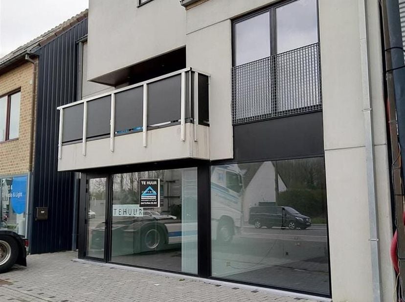 Commercieel gelijkvloers van 70m². Goed gelegen op een drukke weg met verbinding naar Asse - Dendermonde - Aalst - Merchtem. Het bevat een apart toile
