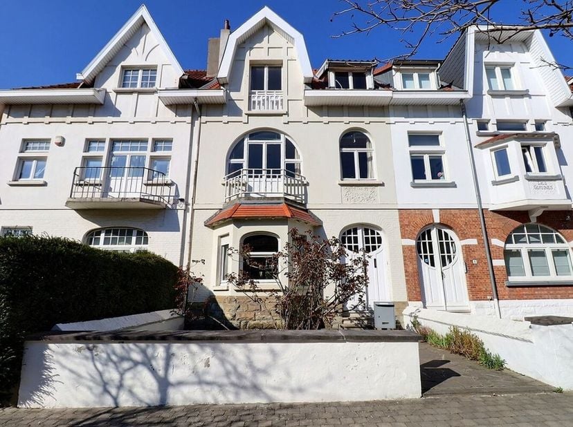 Située dans l&#039;une des rues les plus prisées du quartier des Fleurs, à deux pas du Parc Josaphat, cette ravissante maison de maître 2 façades (6 chambr