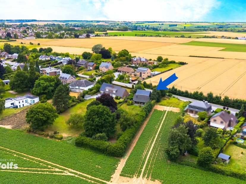 Située sur une magnifique parcelle arborée de 1.850 m², à labri des regards et à proximité immédiate des commodités, lImmobilière Wolfs vous propose c