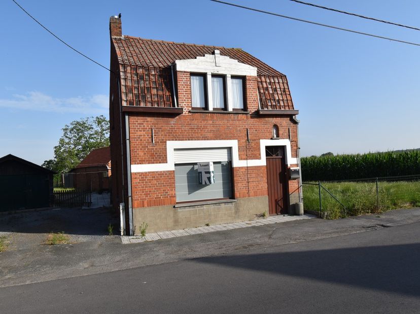 Op een rustige en landelijke locatie nabij het centrum van de parochie Sint-Jan te Wingene kunt u deze alleenstaande woning met grond en afzonderlijke