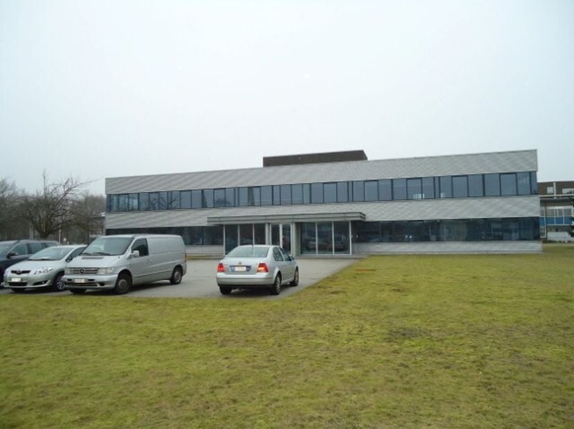 Representatieve kantoren gelegen te Lommel - Anton Philipsweg 4, met een totale oppervlakte van +/- 1050m² bestaande uit verschillende kantoorruimtes
