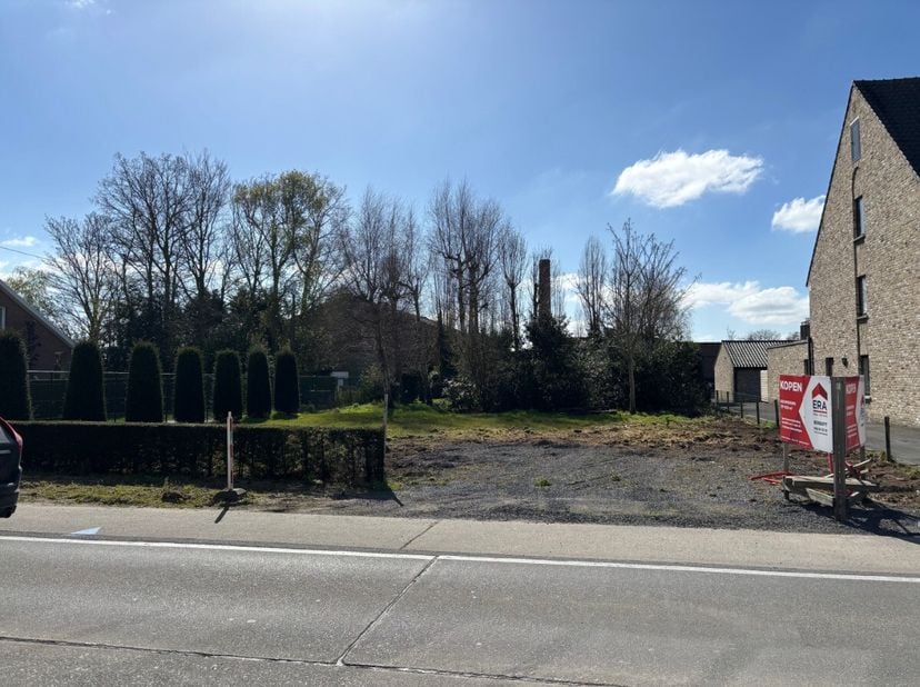 Interessant perceel bouwgrond te koop nabij het centrum van Desselgem en gelegen aan de invalswegen van Waregem. Het perceel is bestemd voor zowel ope