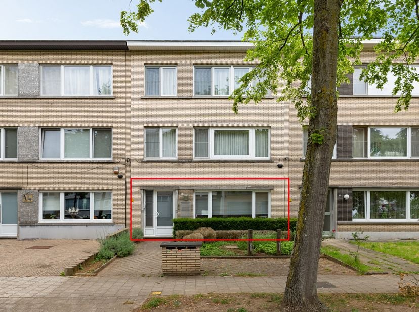 We treffen dit mooie en ruime appartement op de gelijkvloerse verdieping van een kleinschalig gebouw (3 units) in het hart van de gegeerde Buizegem-wi