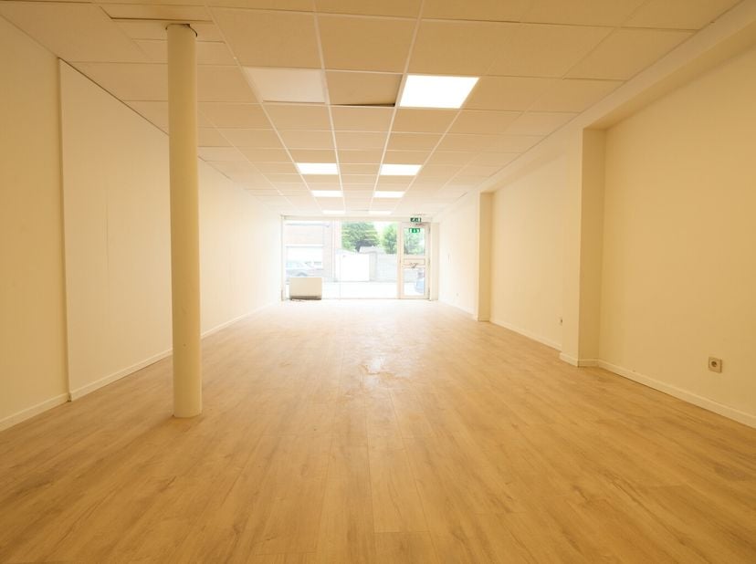 KORTENBERG - REF : 6828839 - Dans un quartier commercial et à proximité de l&#039;autoroute, nous vous proposons ce local commercial dans une petite coprop