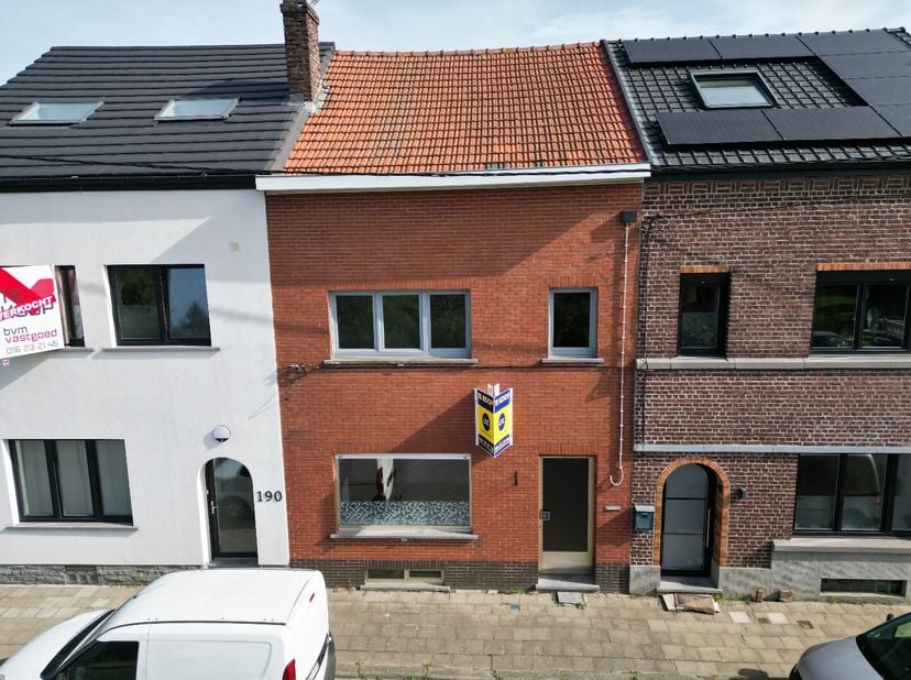 Deze verder te renoveren rijwoning is gelegen in de voorstad van Tienen. Het pand omvat op het gelijkvloers een mooie inkomhal met toegang tot zowel d