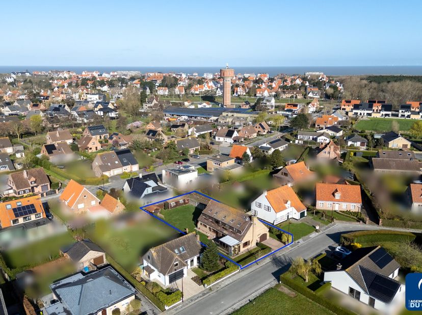 In een rustige, doodlopende straat in de hoofdgemeente van De Haan ligt deze ruime fermettevilla op een perceel van 840 m².&lt;br /&gt;
De woning geniet een