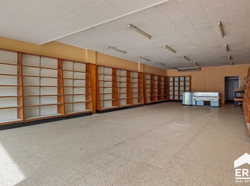 1) Atelier/garage (140 m²)Voormalige voedingswinkel met grote open ruimte, berging met koelcel en garage/berging.Veelzijdig inzetbaar als: Atelier of