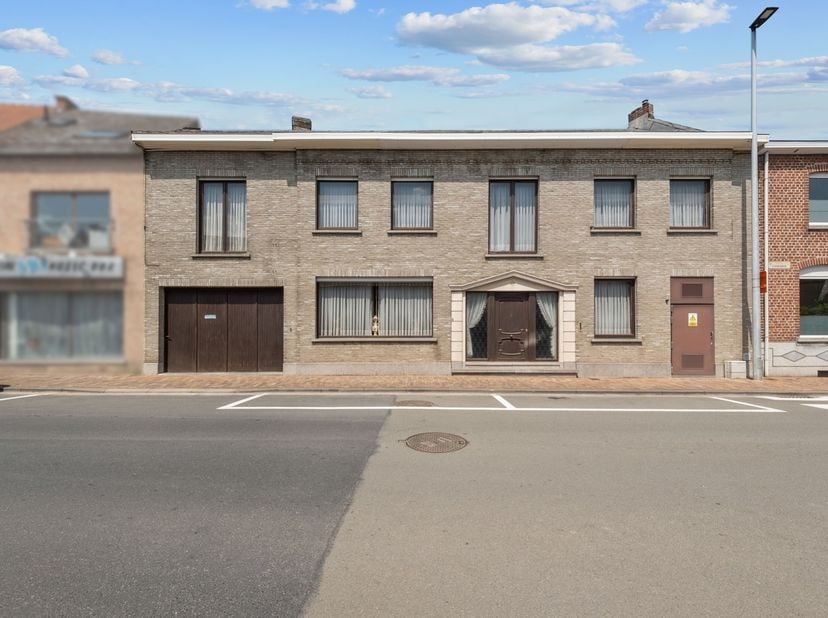 Riante burgerwoning met 5 slaapkamers en atelier in Nederbrakel&lt;br /&gt;
&lt;br /&gt;
Gelegen op een toplocatie nabij het dorpscentrum van Nederbrakel, met een