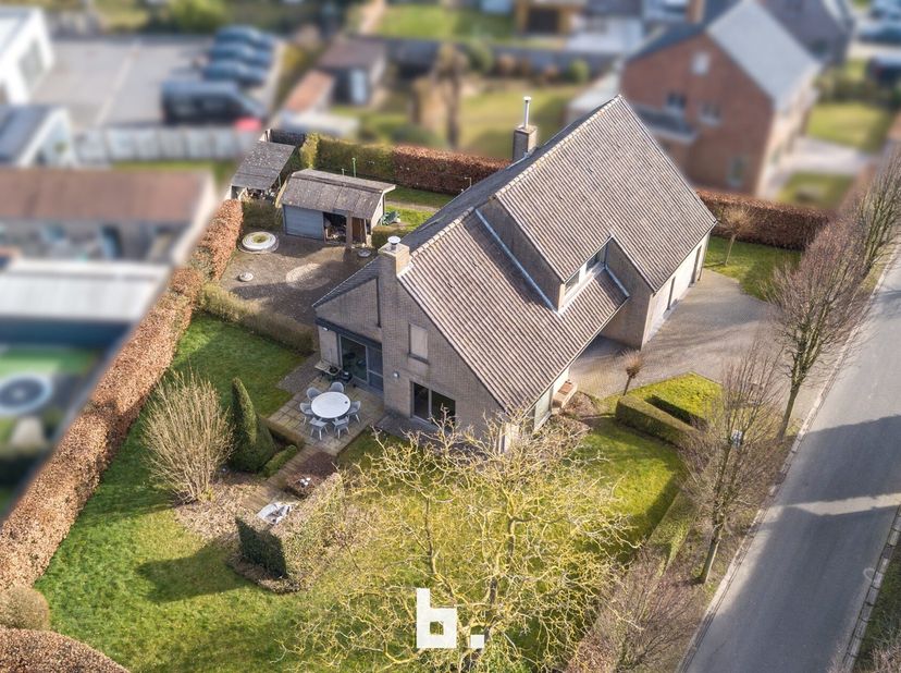 Ruime villa op een rustige strategische ligging te Jabbeke.&lt;br /&gt;
Deze woning omvat op het gelijkvloers een inkomhal met gastentoilet, lichtrijke bure