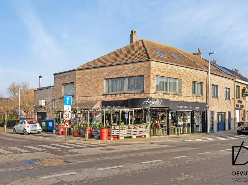 Op deze gekende toplocatie treffen we een heel interessant handelspand met woonst aan! Omwille van de uitstekende bereikbaarheid, gratis parking in de