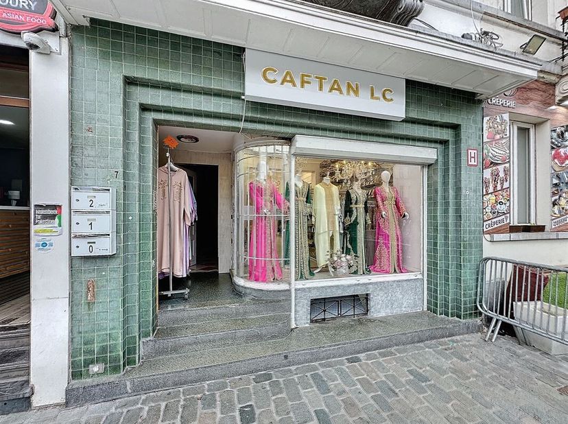 Sur la Place communale de Molenbeek-Saint-Jean - Dans un secteur animé et offrant une grande visibilité - Un commerce de +/- 50m² + cour + cave compos