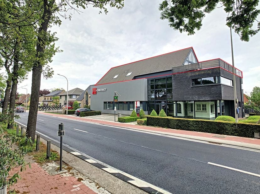 Cet appartement dispose d&#039;un salon ouvert avec cuisine, toilettes, 3 chambres, salle de bains et une terrasse.&lt;br /&gt;
Deuxième étage: &lt;br /&gt;
- espace d