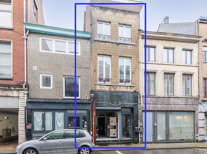In het centrum van de stad treffen we deze voormalige succesvolle pizzazaak aan.&lt;br /&gt;
Op het gelijkvloers is er een handelsruimte met diverse keukens