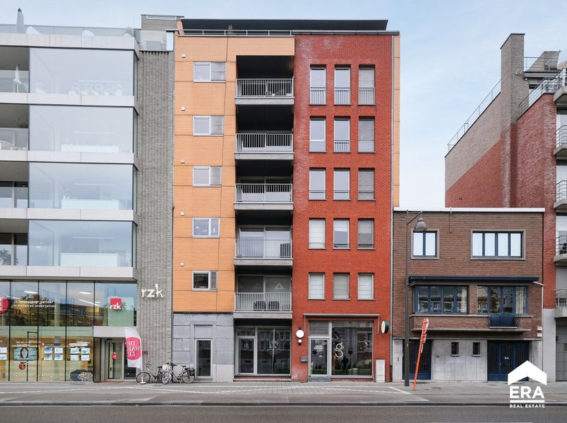 Dit dakappartement met één slaapkamer, op een toplocatie aan de kleine ring van Hasselt, gelegen op de 6e verdieping als deel van de kleinschalige res
