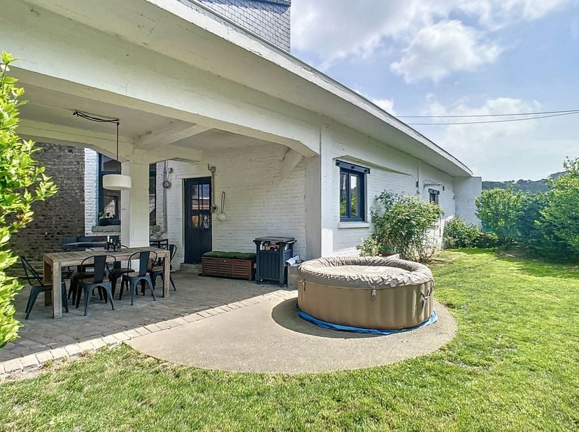 Ne manquez pas cette maison unique qui fut aménagée en partie sous un ancien pont de chemin de fer attenant à la maison. Elle propose plusieurs possib