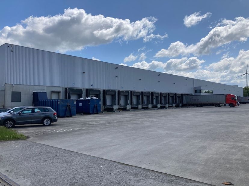Site logistique composé de 26.253 m² d&#039;entrepôts combinés à 3.836 m² de bureaux à louer dans la zone industrielle &#039;Garocentre Nord&#039;, sur l&#039;axe industr